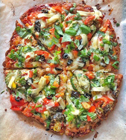 keto pizza with veggies